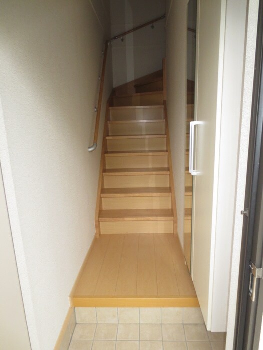 物件内観写真4　(玄関)