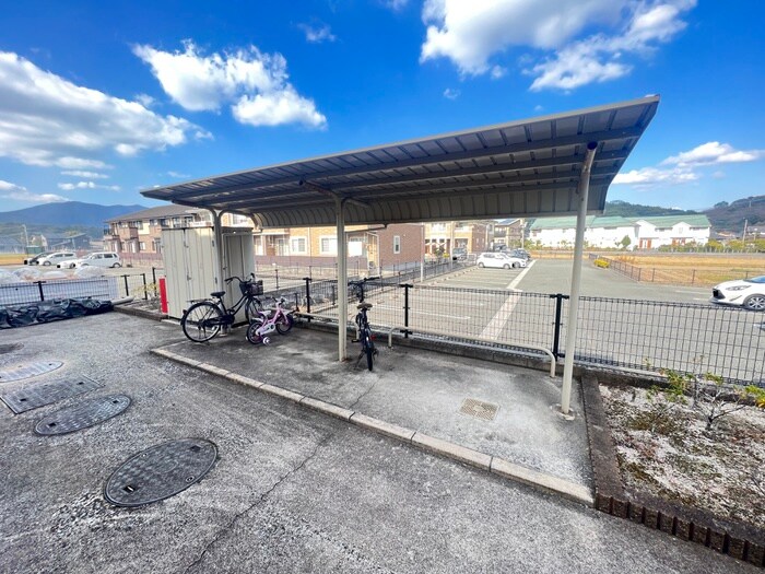物件外観写真2　(駐輪場)