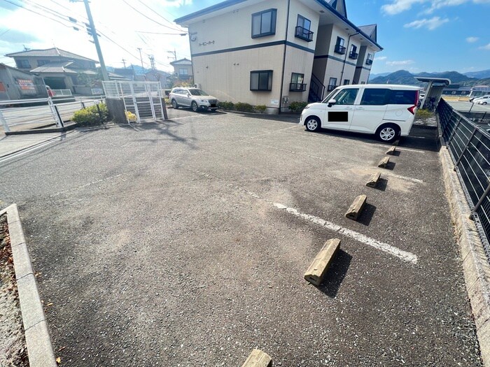 物件外観写真3　(駐車場)