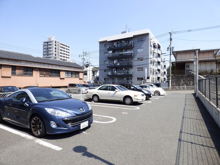 物件外観写真3　(駐車場)