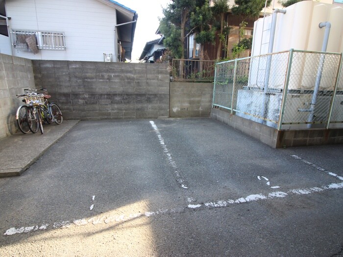 物件外観写真3　(駐車場)