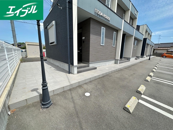 物件外観写真3　(エントランス部分)