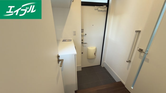 物件内観写真13　(玄関)