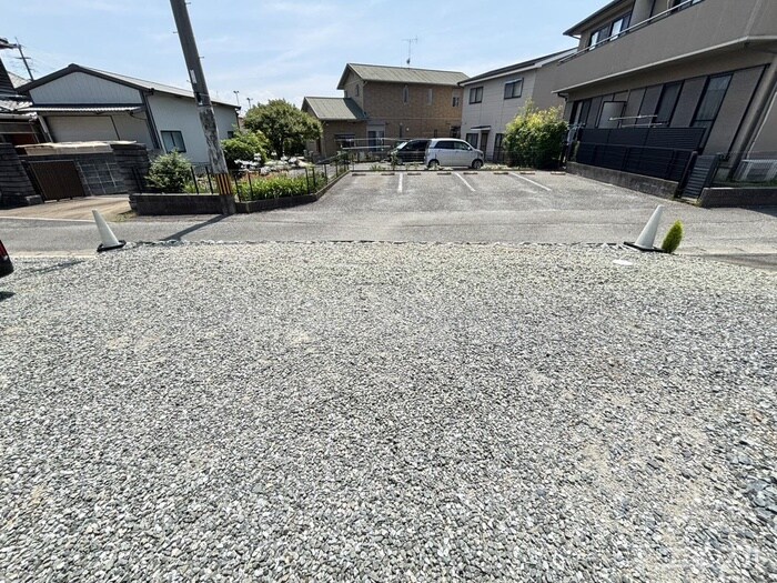 物件外観写真4　(駐車場)