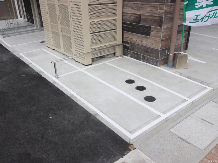 物件外観写真3　(バイク置き場)