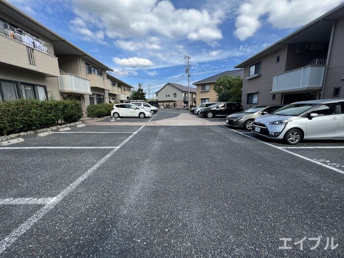 物件外観写真3　(駐車場)