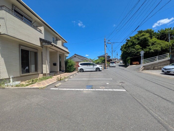 物件外観写真2　(駐車場)