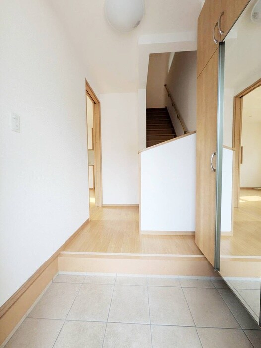 物件内観写真10　(玄関)