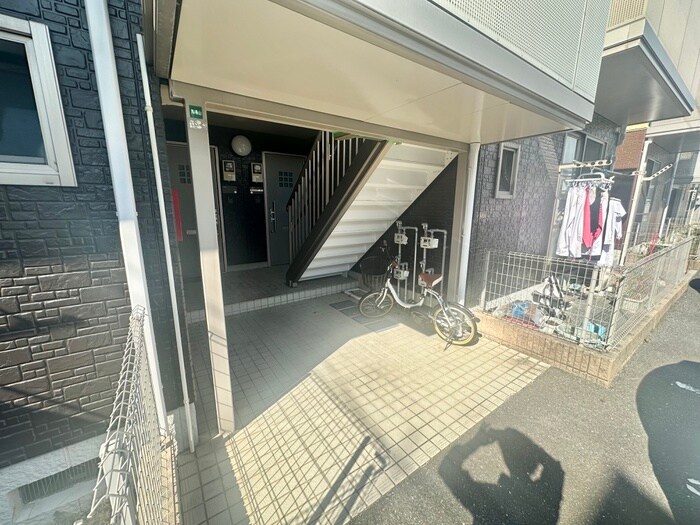 物件外観写真4　(エントランス部分)