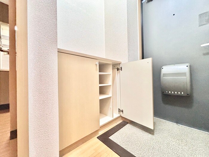 物件内観写真12　(玄関)