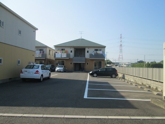 物件外観写真2　(駐車場)