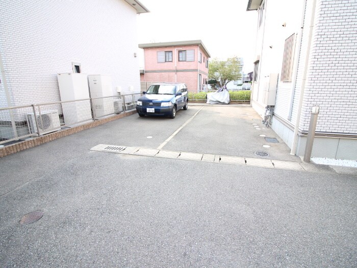 物件外観写真3　(駐車場)