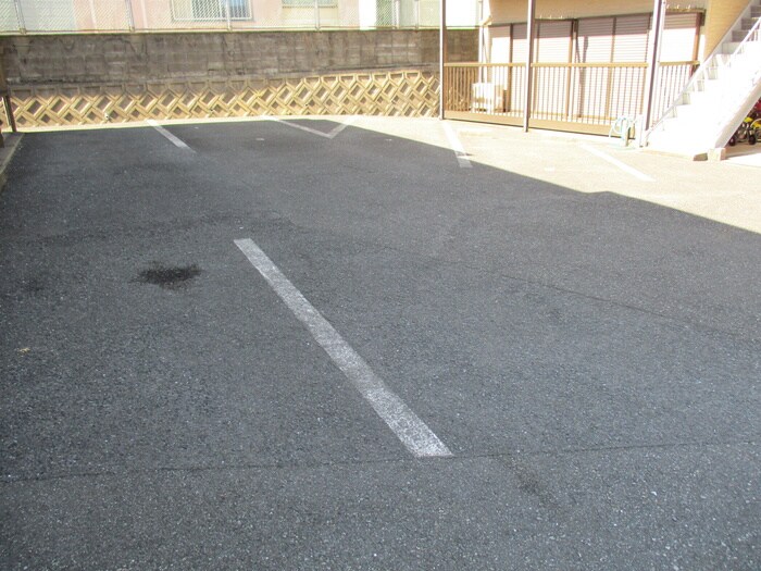 物件外観写真6　(駐車場)
