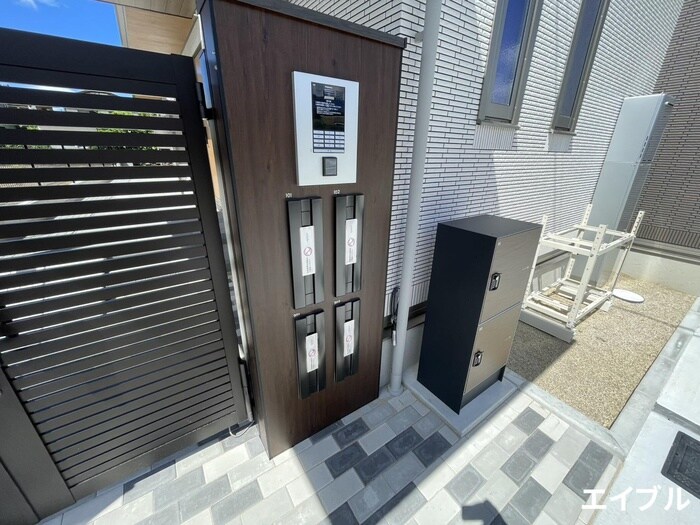 物件外観写真2　(エントランス部分)