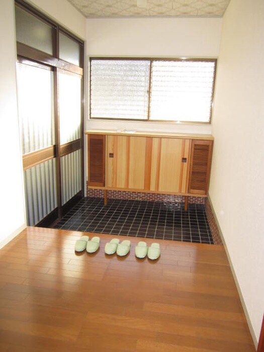 物件内観写真4　(玄関)