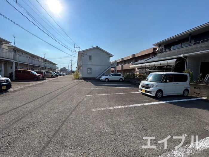 物件外観写真3　(駐車場)