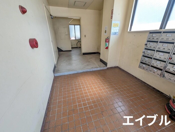 物件外観写真4　(エントランス部分)