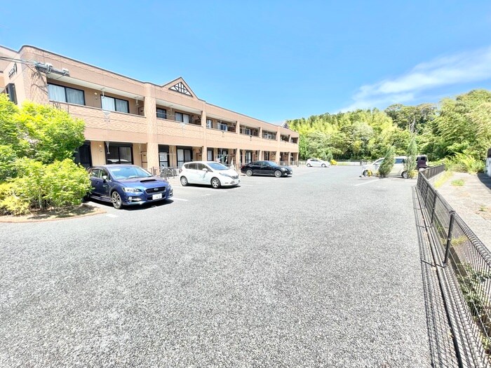 物件外観写真2　(駐車場)