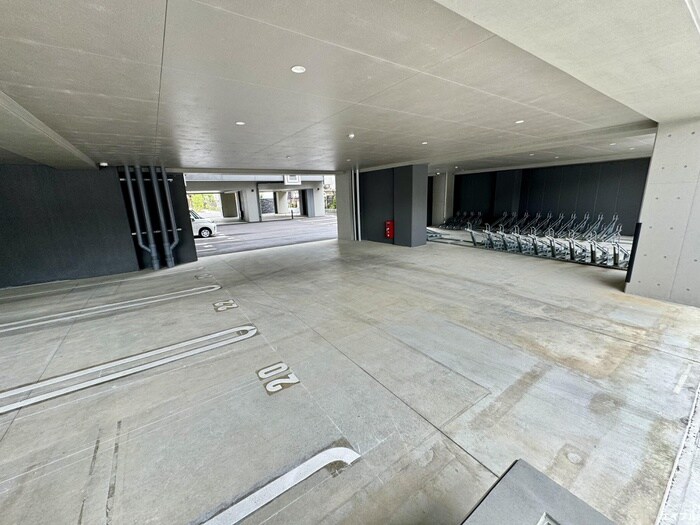 物件外観写真5　(駐車場)