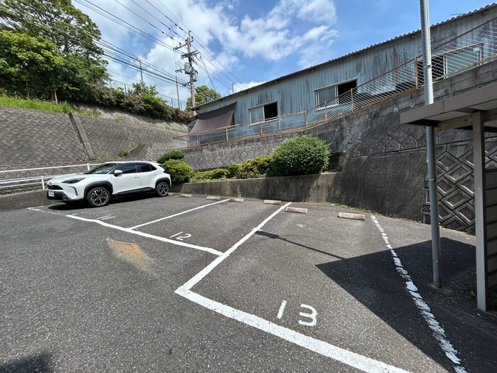 物件外観写真4　(駐車場)