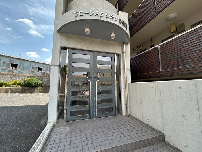 物件外観写真6　(エントランス部分)