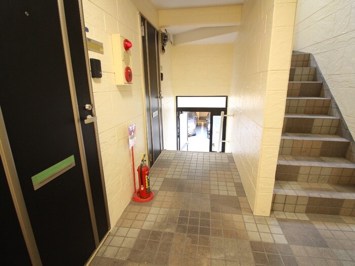 物件外観写真2　(エントランス部分)