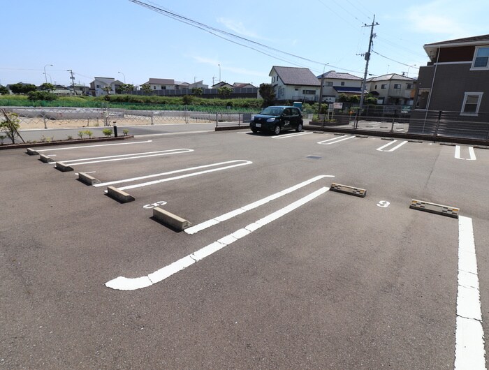 物件外観写真3　(駐車場)