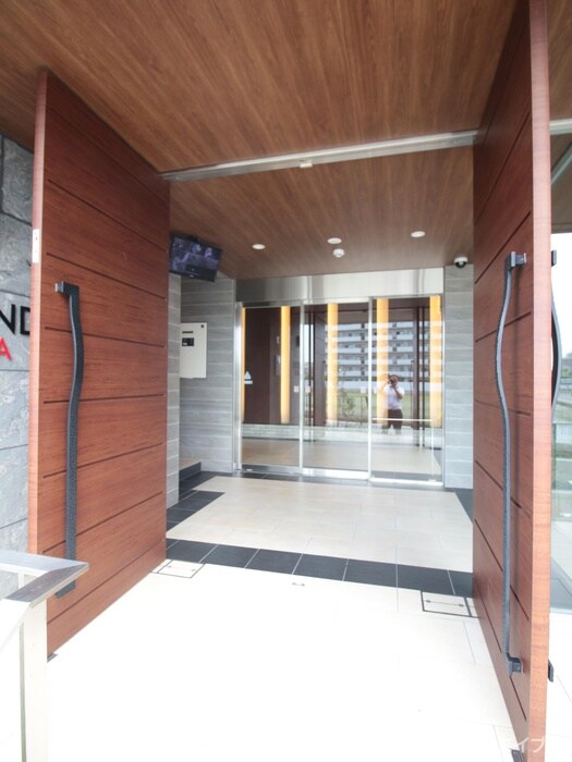 物件外観写真4　(エントランス部分)