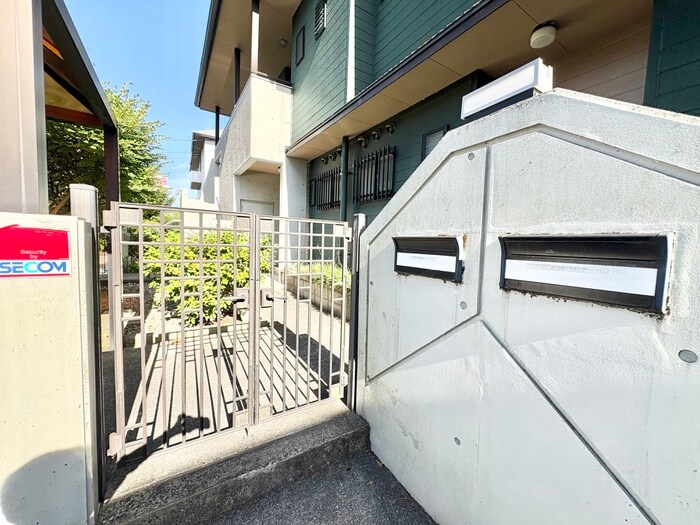 物件外観写真4　(エントランス部分)