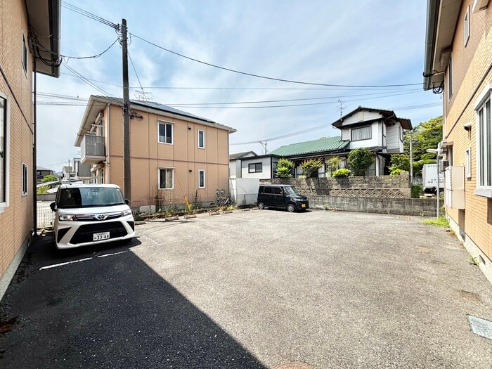 物件外観写真2　(駐車場)