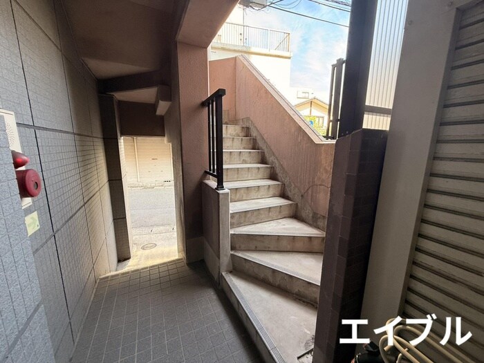 物件外観写真3　(エントランス部分)