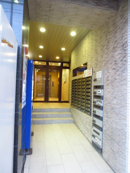 物件外観写真2　(エントランス部分)