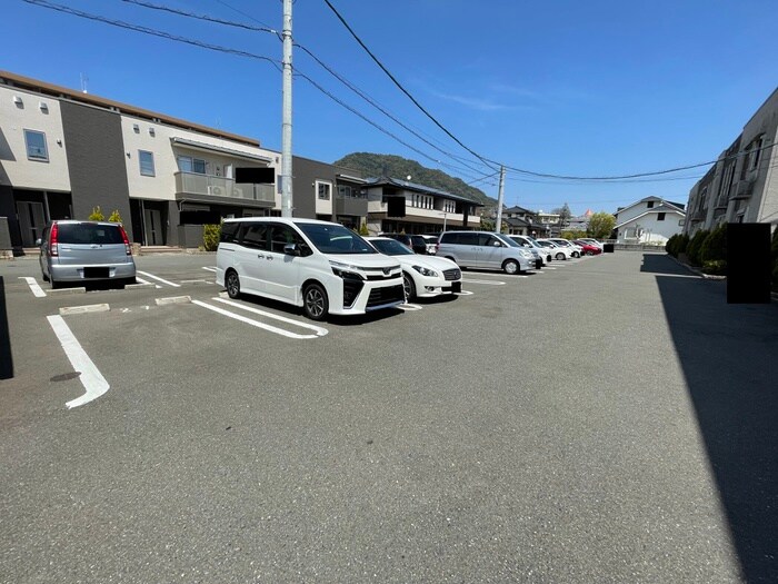 物件外観写真2　(駐車場)