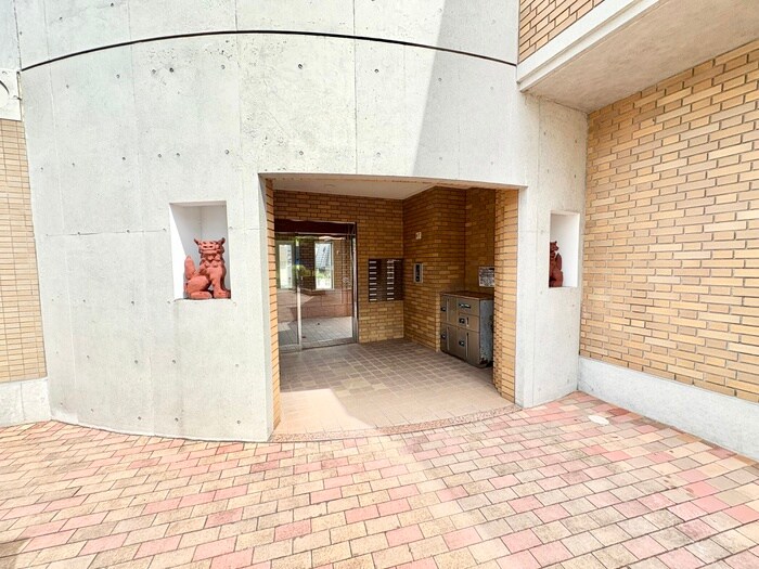 物件外観写真3　(エントランス部分)