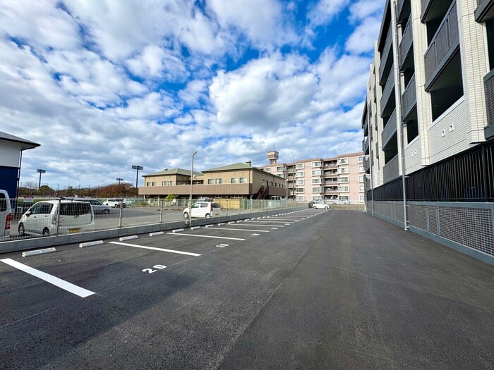 物件外観写真3　(駐車場)