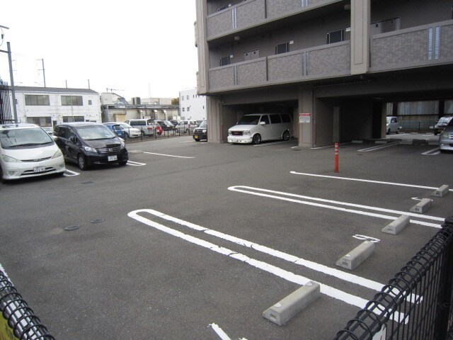 物件外観写真3　(駐車場)