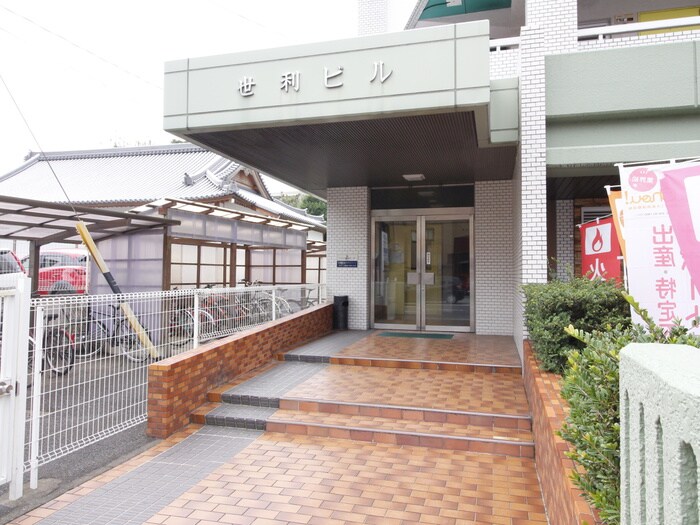 物件外観写真3　(エントランス部分)