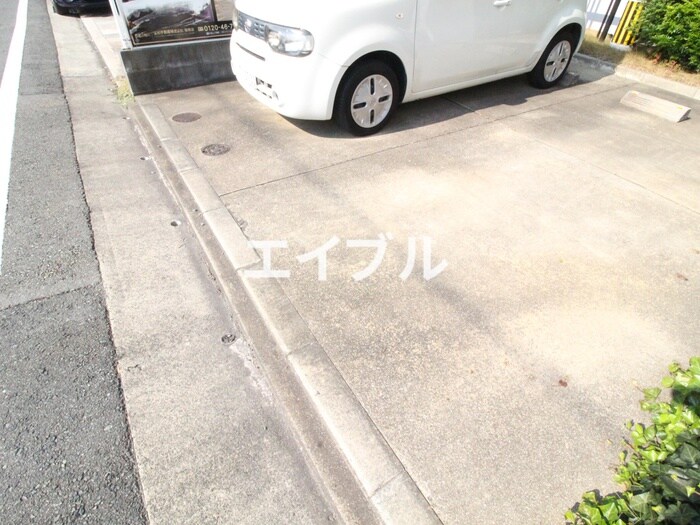 物件外観写真2　(駐車場)