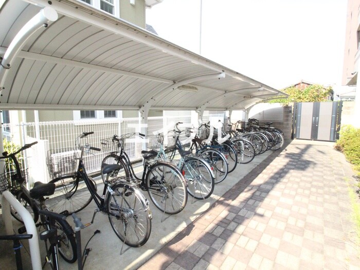 物件外観写真3　(駐輪場)