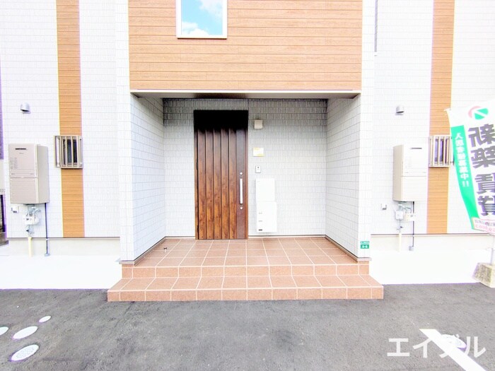 物件外観写真2　(エントランス部分)