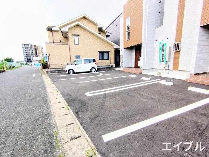 物件外観写真5　(駐車場)