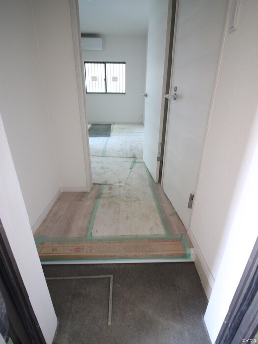 物件内観写真3　(玄関)