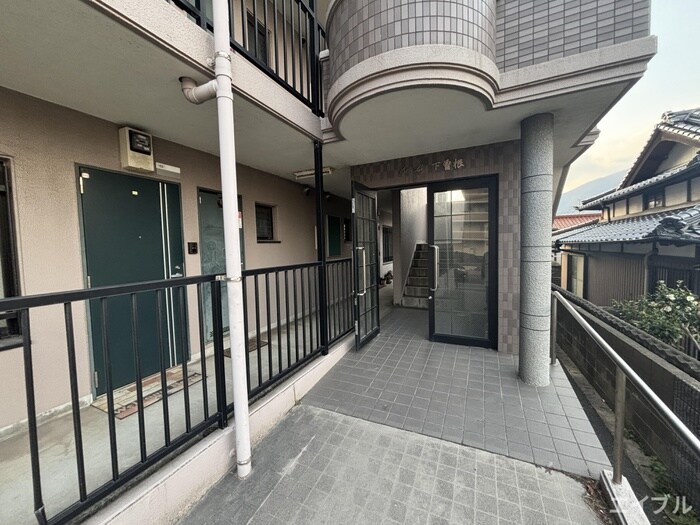 物件外観写真3　(エントランス部分)