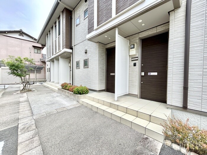 物件外観写真4　(エントランス部分)