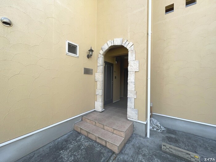 物件外観写真2　(エントランス部分)