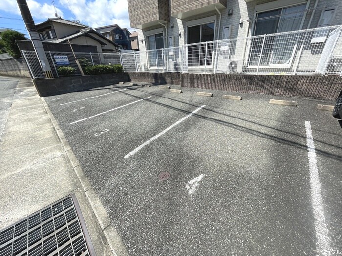物件外観写真3　(駐車場)