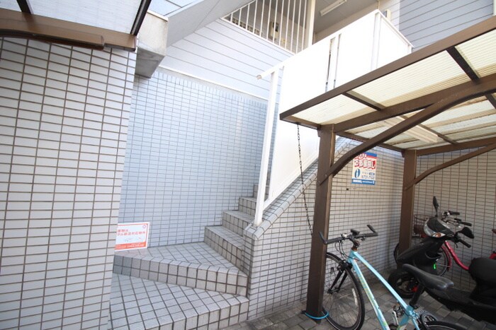 物件外観写真3　(エントランス部分)