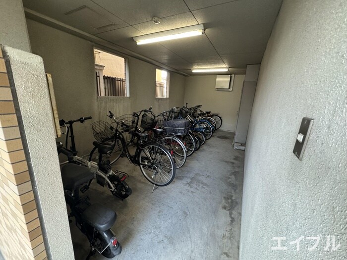 物件外観写真2　(駐輪場)