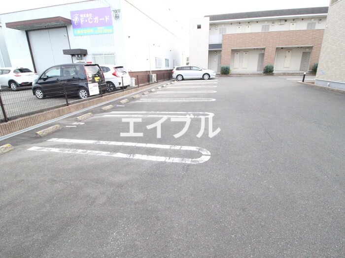 物件外観写真2　(駐車場)