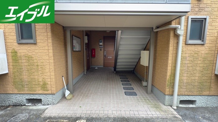物件外観写真5　(エントランス部分)
